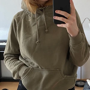Olivgrön hoodie - Hoodie med en väldigt fin olivgrön färg🥰
