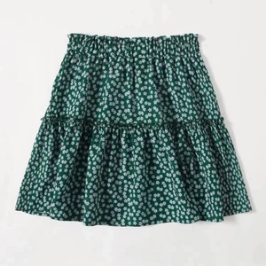 Mörkgrön kjol - Säljer denna mörkgröna superfina kjol från SHEIN, då den tyvärr inte passar mig! Aldrig använd! Hör av er för fler bilder!🥰