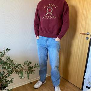 Säljer en tommy hilfiger jeans sweatshirt i XL