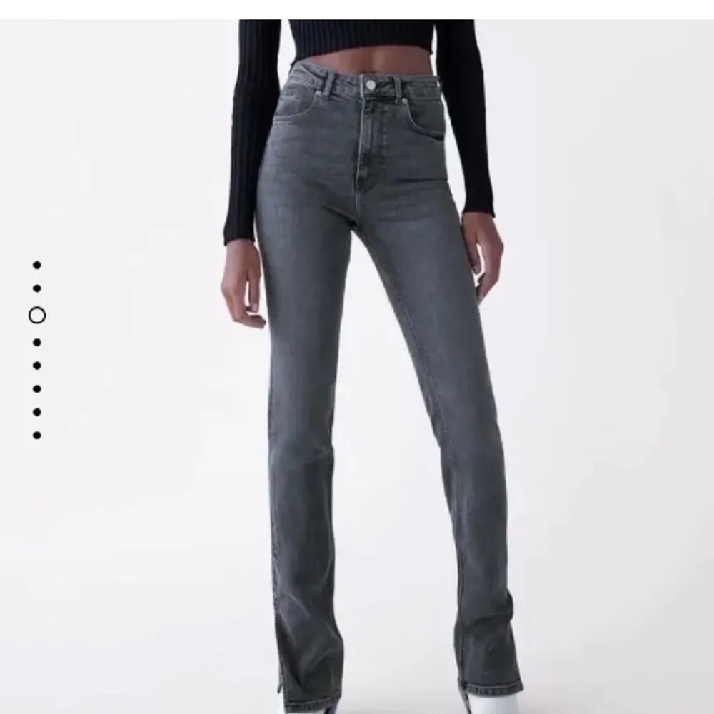 säljer sjukt snygga zara jeans med slits!🤍🖤 knapp andvända av mig men är dock köpa från plick!⚡️. Jeans & Byxor.