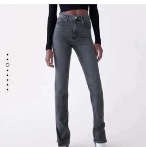 säljer sjukt snygga zara jeans med slits!🤍🖤 knapp andvända av mig men är dock köpa från plick!⚡️