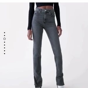 zara jeans med slits🤍🖤 - säljer sjukt snygga zara jeans med slits!🤍🖤 knapp andvända av mig men är dock köpa från plick!⚡️