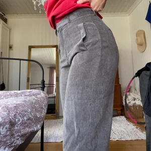 Manchesterbyxor med utsvängda ben - Mjuka och sköna byxor från pull & bear men utsvängda ben. Har använd en gång. Lite för små för mig. 