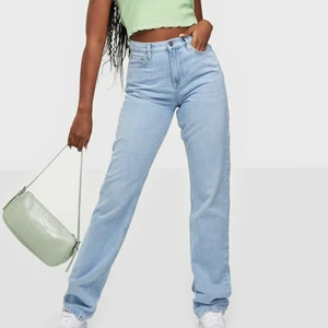 Långa jeans - Säljer dessa eftertraktade jeans som tyvärr var lite stora på mig och hann ej lämna tillbaka, de är helt nya med lapp och allting kvar, skulle säga att dem passar en 38-40 men även mindre storlekar om man vill ha dem lite större 💞 modellen heter cheeky long fit leg denim men är helt slutsålda på hemsidan, köpte dem för 599kr