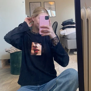 Carlings - Fin och i stort sett oanvänd tröja med coolt tryck. Tröjan är från carlings och är i skönt och bra material. (Leopard tröjan under är en annan tröja). 