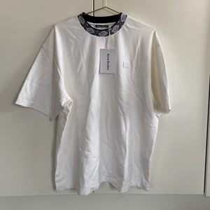 Acne Studios Tee - Ny oanvänd Relaxed Fit T-shirt!  Storlek M. Sitter som en M herr, så lite oversized på dam.