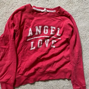 VS tröja  - En tröja från Victoria’s secret. Strl S, men passar även XS.  mörk rosa färg 