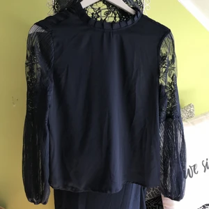 Marinblå blus från shein  - En jättefin blus från Shein med spätts över armarna i jättefint skick!💙