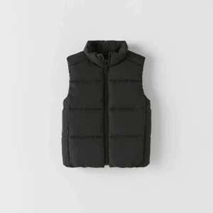 Zara väst - MÅNGA SKREV SÅ BUDGIVNING GÄLLER!!                           Helt ny Zara väst från barnavdelningen storlek 140 (sitter som en XS) slutsåld i butik och på hemsidan💕 lappen kvar!!