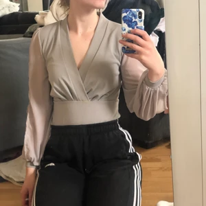 Jättefin topp i fint material  - Såå fin topp i väldigt fint material. Köptes från Bohoo för ungefär ett år sedan men aldrig blivit använd då jag känner mig lite för obekväm i den. Hoppas någon annan kan använda den istället🙂 