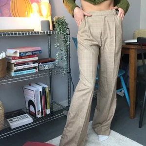 Rutiga kostymbyxor - Rutiga kostymbyxor med pressveck från Zara med prislappen kvar. Mkt snygga. Säljer ett par likadana i XS