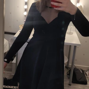 Mörkblå klänning - Mörkblå klänning med fin detalj vid uringningen från Chiara Forthi. Kjolen slutar mellan mitt på låret och ner mot knät. Aldrig använd, lapparna finns kvar 💗 köpare står för frakt. 