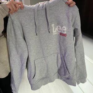 Lee hoodie - Nästan aldrig använd, inga märken eller skråmor på tröjan, Storlek M Unisex modell  Endast betalning via swish  Kan mötas upp i Umeå eller Vännäs eller så står köparen för frakten!