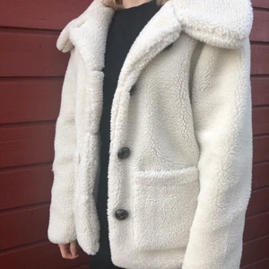 Teddy jacka - Säljer min så söta teddy jacka som tyvärr aldrig kommit till användning:( den är från NAKD och är i storlek XS men passar mellan xs-m beroende på hur man vill att den ska sitta. Den är inte så tjock ändå ganska fluffig så perfekt nu till våren:) 