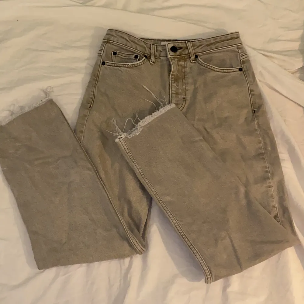 Raka beiga jeans från Topshop. Använda ett antal gånger men fortafarande i fint skick! Säljer för att de är för små för mig. (Pris kan diskuteras) Skicka meddelande vid frågor/intresse💖. Jeans & Byxor.