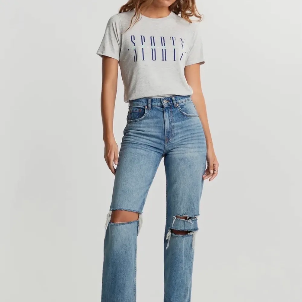 Skitsnygga jeans från Gina tricot❤️❤️ använda ett fåtal gånger, säljs pga för lite användning. Nypris är 600kr jag säljer för 300😍😍. Jeans & Byxor.