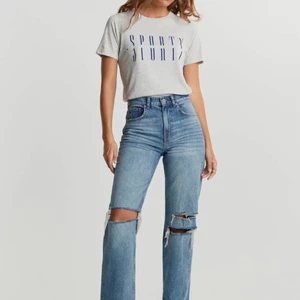Dom populära jeansen från Gina tricot❤️❤️❤️❤️ - Skitsnygga jeans från Gina tricot❤️❤️ använda ett fåtal gånger, säljs pga för lite användning. Nypris är 600kr jag säljer för 300😍😍