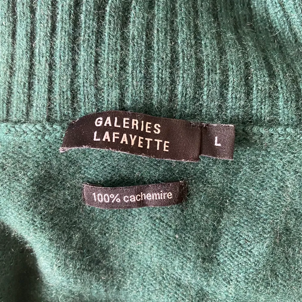 Mörkgrön Polo tröja/turtleneck med vikbar krage. Från galeries Lafayette i Paris. 100% Kashmir. Endast leverans. Buda i kommentarerna 🌸. Tröjor & Koftor.