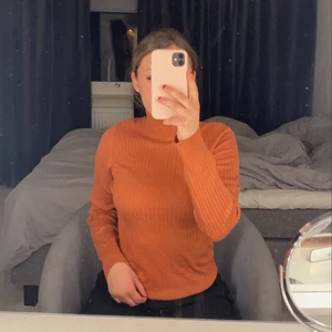 Polo tröja - En orange tröja som är polo. Den är ribbad och i jättebra material