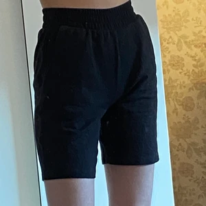 Mjukis shorts  - Säljer mina svarta mjukis shorts i storlek xs då de inte kommer till användning längre. De är i jättefint skick, inga fläckar eller slitningar av något slag!🤌🤌