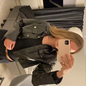 Skinnjacka - En jättefin lite kortare skinnjacka från boohoo. Den är alltså cropped. Den har knappt kommit till användning tyvärr men den är jättefin och som ny!! Perfekt till sommaren