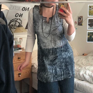 mesh klänning - Jätte snygg mesh klänning med motiv på, helt i nyskick. Den är en minidress på mig som är ca 160cm :) Köparen står för frakten <3 