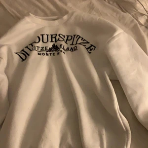vit tjocktröja med text - superfin vit tjocktröja med bra tjockt material. använd fåtal gånger, i bra skick