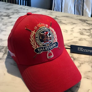 Falsterbo Horseshow crew keps - Sjukt cool röd keps från Falsterbo Horseshows crew kollektion. Finns även i svart om det är intressant.   Helt oanvänd och frakten är inräknat i priset.