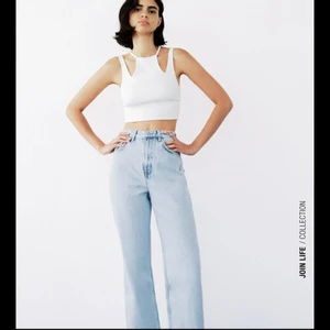 Blåa jeans från zara - Blåa jeans från zara i 32. Helt nya, säljer för de passade inte mig. Kan skickas mot fraktkostnad💕