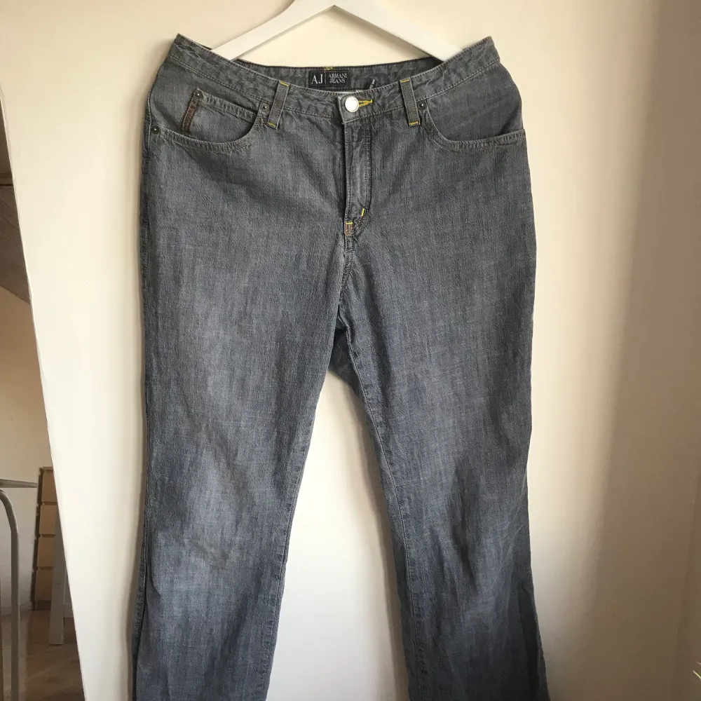 Vintage Armani Jeans, storlek 29 i midjan, men passar även mindre storlek beroende på hur om du vill att det de ska vara oversized eller inte. Jag brukar ha 26, men de passar hur bra som helst med en oversized passform. Unisex jeans.. Jeans & Byxor.