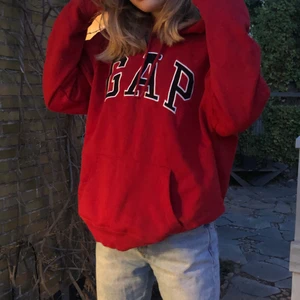 GAP hoodie - Röd gap hoodie storlek L så sitter oversized på en S, bara använd 2-3 gånger så är som ny🥰 