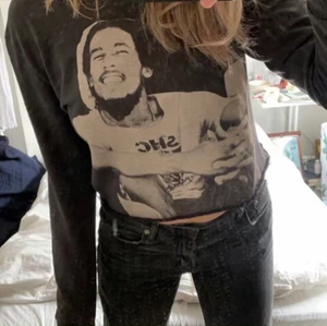 Tröja med tryck - Cool unik tröja med tryck! Köpt secondhand⭐️⭐️⭐️