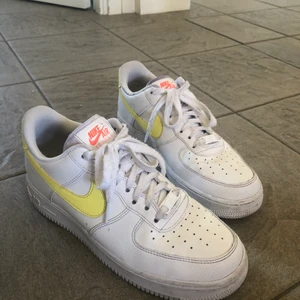 Nike air force - SuperFina nike air force köpta i höstas och inte alls mycket använda, passar bra till sommaren. Gult nike märke och rosa/orangea detaljer. Köpta för 1100 kr. 500 kr eller bud. Köparen står för frakt 😊
