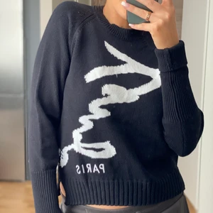 Kenzo tröja - Säljer denna helt oanvända kenzo tröja! Köpt för 3000 och prislapp är kvar! Jätte snygg och jätte skön att ha på sig men tyvärr inget jag använder! 