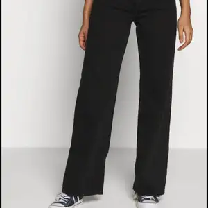 Populära Yoko jeans storlek 34 har en röd prick på ena benet som man ser på andra bilden men annars i nyskick priset kan diskuteras
