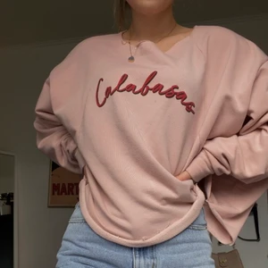Oversized tjocktröja - Gammelrosa, stor tjocktröja med trycket ”Calabasas” skrivet över bröstet från Missguided. Tröjan är i stl. 36 men passar betydligt större med den stora passformen. 