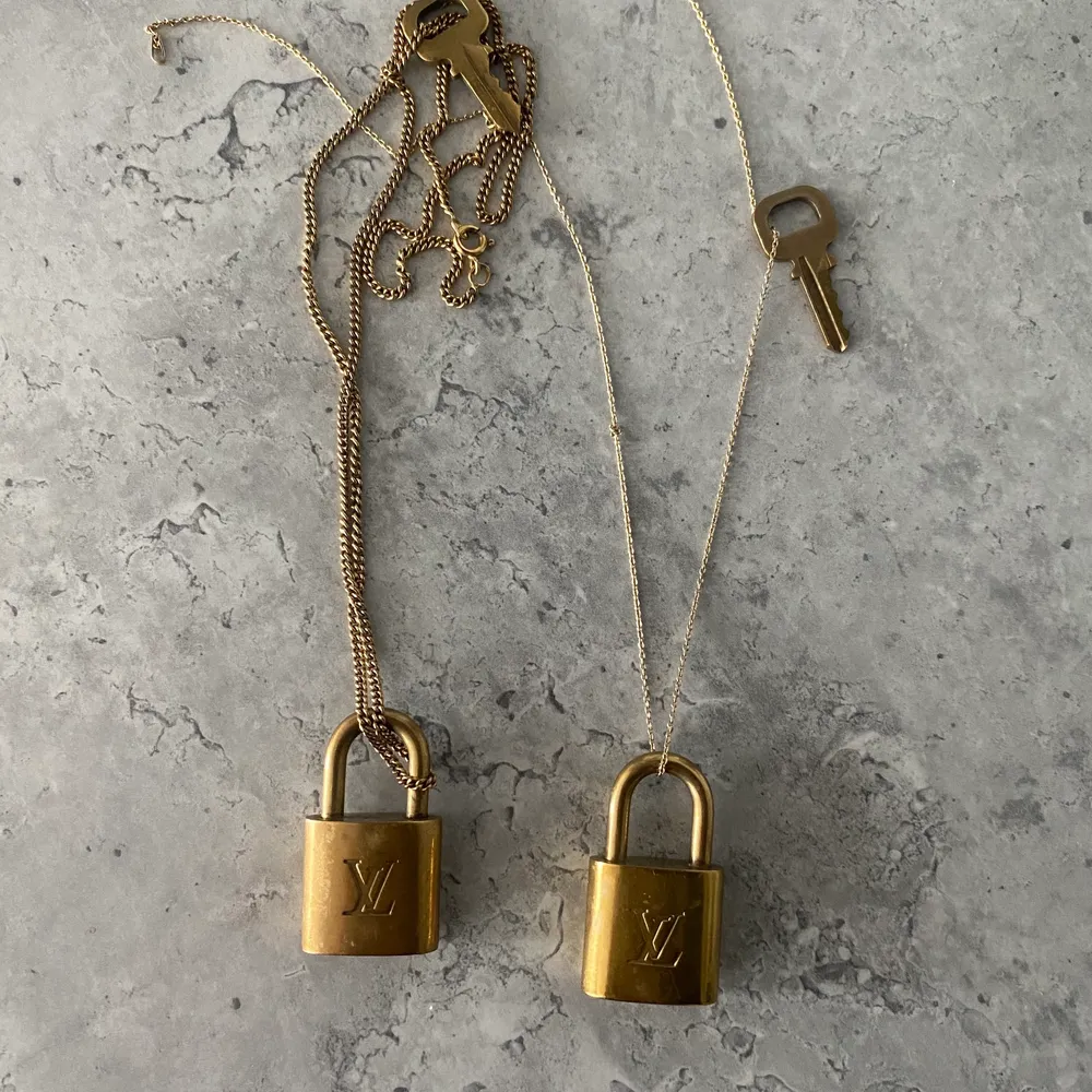 Säljer båda Louis Vuttion vintage key halsband! Sälja separat! Skriv om det är intresse. Accessoarer.