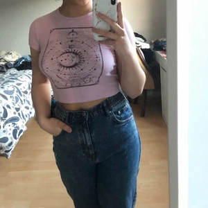 Rosa ribbed tröja med design - Super fin ribbed tröja från Bershka 🤩 jag köpte den för några år sedan, har dock inte använt den så mycket och den är i mycket god skick :)