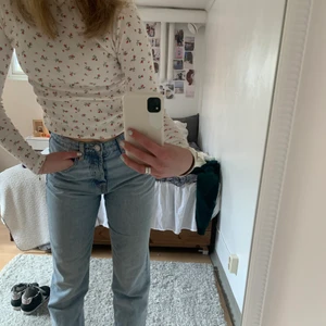 Söt blommig tröja!🌸 - Jättesöt långärmad tröja från Brandy Melville!💕💕 skulle säga att den passar xs-s! Möjligtvis en M också💗🌸💖💕andra bilden är inte min!