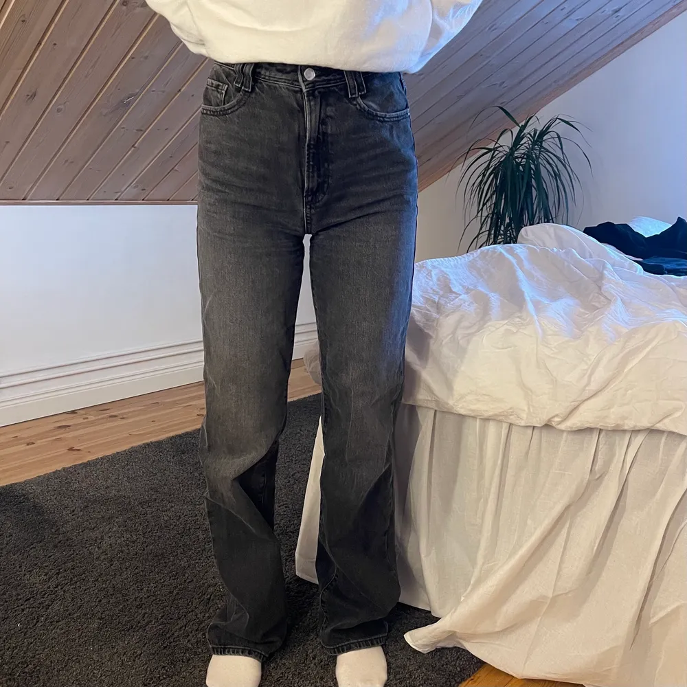 Gråa jeans från Zara i storlek 36. Jag är 174 cm lång . Jeans & Byxor.