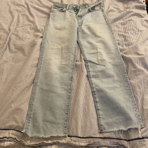 Vintage jeans  - Ett par vintage wash mid rise straight leg jeans med knapp gylf i storlek 25 från H&M. Passar mig i längden som är 160 cm. Dessa är försmå för mig, så kan tyvärr inte skicka bild med jeansen på. Man får en ritkigt snygg rumpa kan jag däremot garantera. Varit favvo jeansen tills jag växte ur de. Har lite slitningar i skrevet men kan nog sys ihop om man vill. 