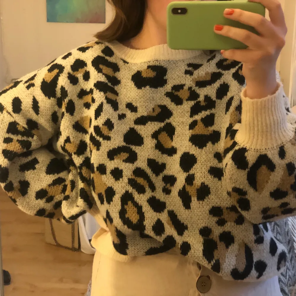 Mysig stickad leopard tröja. Vet inte rikigt vart den är ifrån men tror den är ifrån Madlady. Står inte heller storlek men jag skulle säga att den är i storlek S men är lite oversized (den har puffiga ärmar)✨✨. Tröjor & Koftor.