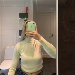 Beige tröja med polo 🤍 - En så fin beige tröja som är ribbad från Gina Tricot🤍 den är helt ny aldrig ens testad
