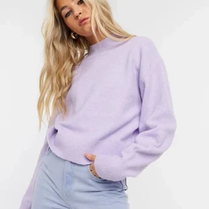 & other stories lila tröja i superfin kvalite! - En såååå fin och skön & other stories tröja som tyvärr ej kommer till användning! Den går att matcha till typ allt, kjol, jeans kostymbyxor osv! Och både till vardag & fest! 