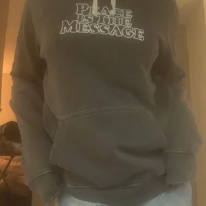 Hoodie - En skiiit snygg hoodie med tryck. Älskar denna men kommer tyvärr inte till användning längre. 