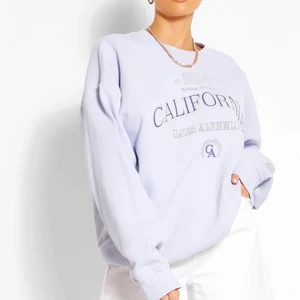 Oversize College sweatshirt - Oanvänd köpt från boohoo men tyvärr utsåld, säljer vid ett bra pris, köpt för ca 250kr. Storlek S men sitter oversize så passar ca Xs-L