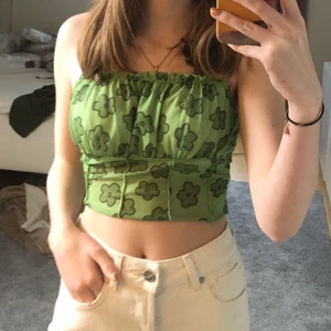 Topp - Grön blommig sommartopp från Shein. Ser genomskinlig ut innan man sätter på den men när den är på är den inte genomskinlig! Jag har köpt den här från Plick, jag har aldrig använt den vet dock inte med förra ägaren men den är i bra skick💞 Frakt ingår inte! 