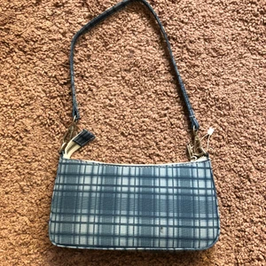 Rutig väska från shien  - En blå mini väska som är rutig . Säljs pga att den inte kommer till andvändnig . Från shien . 