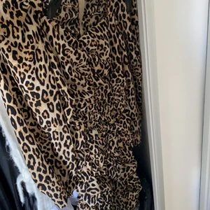 Leopard klänning  - Jätte fin klänning som har en jätte fin passform. Köpt för 399 säljer för 150kr❤️ingen användning av den 