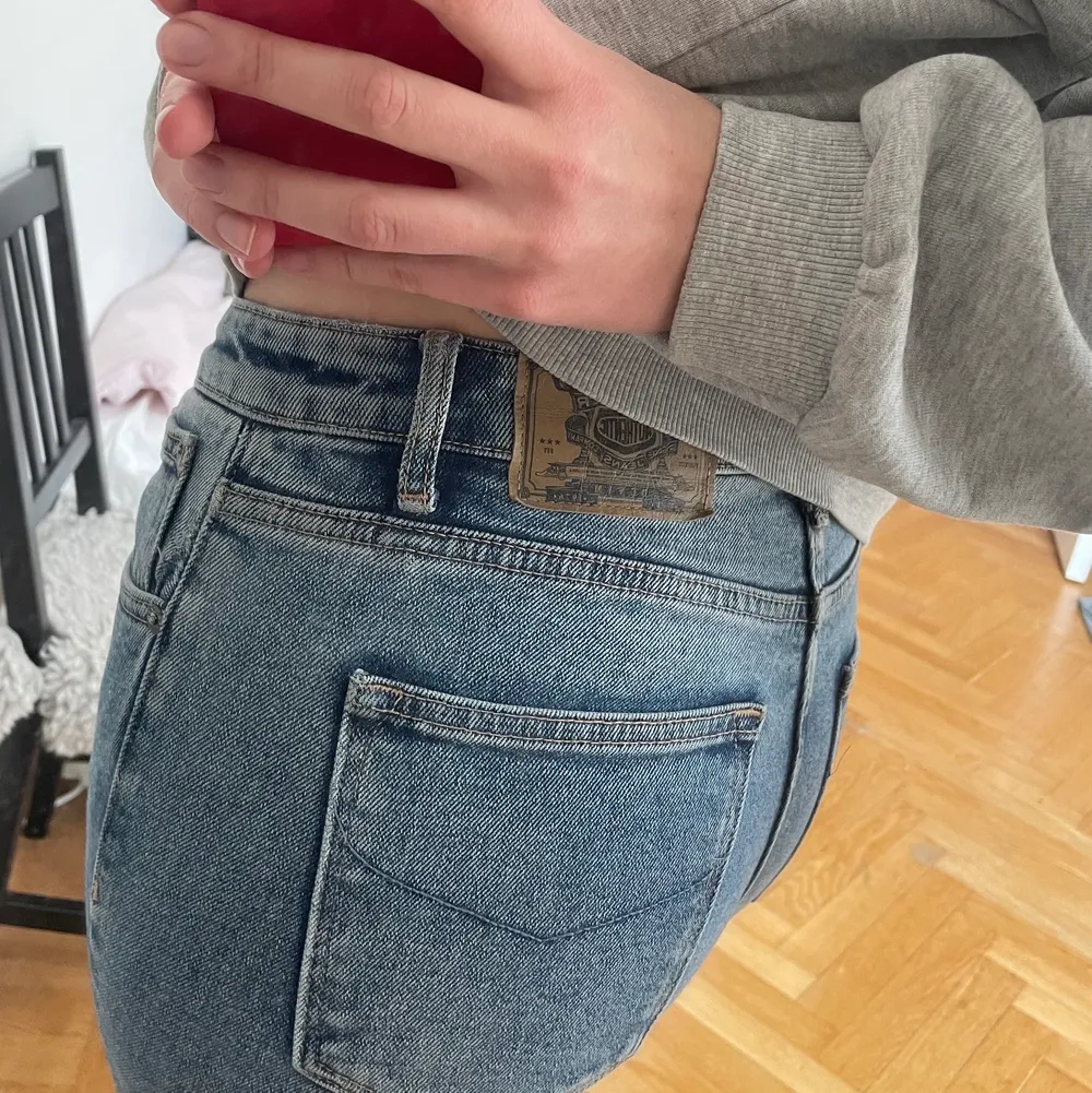 Snygga, lågmidjade jeans från crocker💜 Storlek 28/26, passar mig som är S! Använda fåtal gånger, i princip nyskick!! Köpta för 699, säljer för 120kr + köpare står för frakt. Jeans & Byxor.